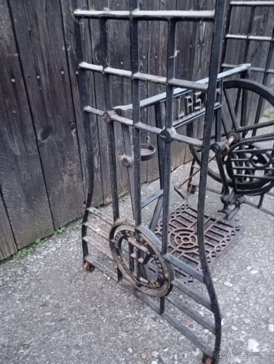 Litinový stojan Vlasta pod šicí stroj - 2