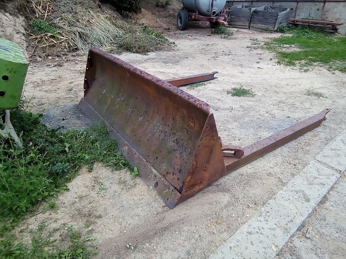 Čelní radlice na pásový raktor DT - 2