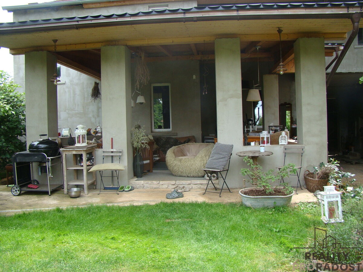 Prodej rodinného domu se zahradou a stavebním pozemkem v Hoř - 2