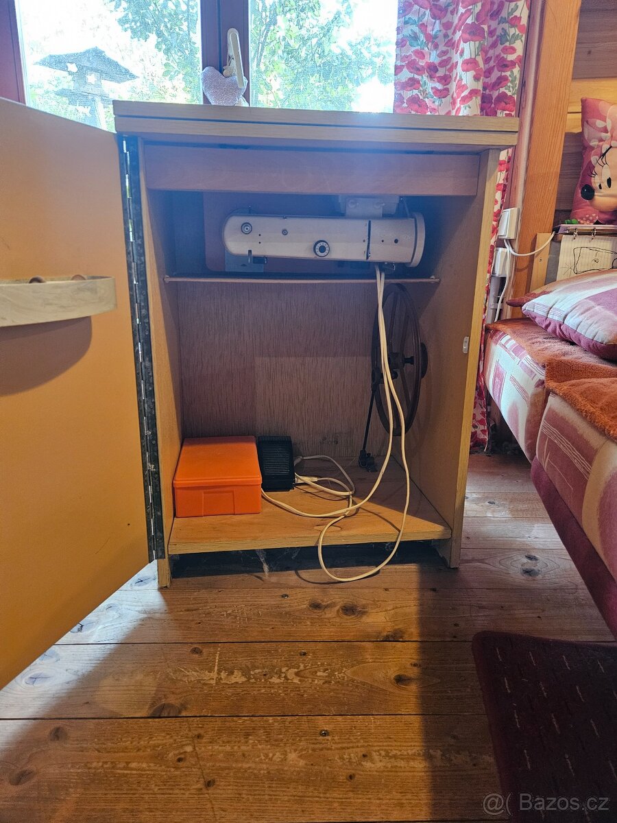 Šicí stroj Lucznik 438 - 2