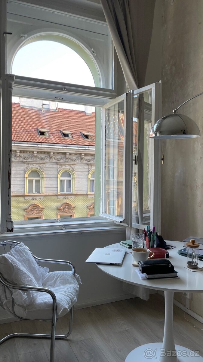 Bílý kulatý stůl - 2