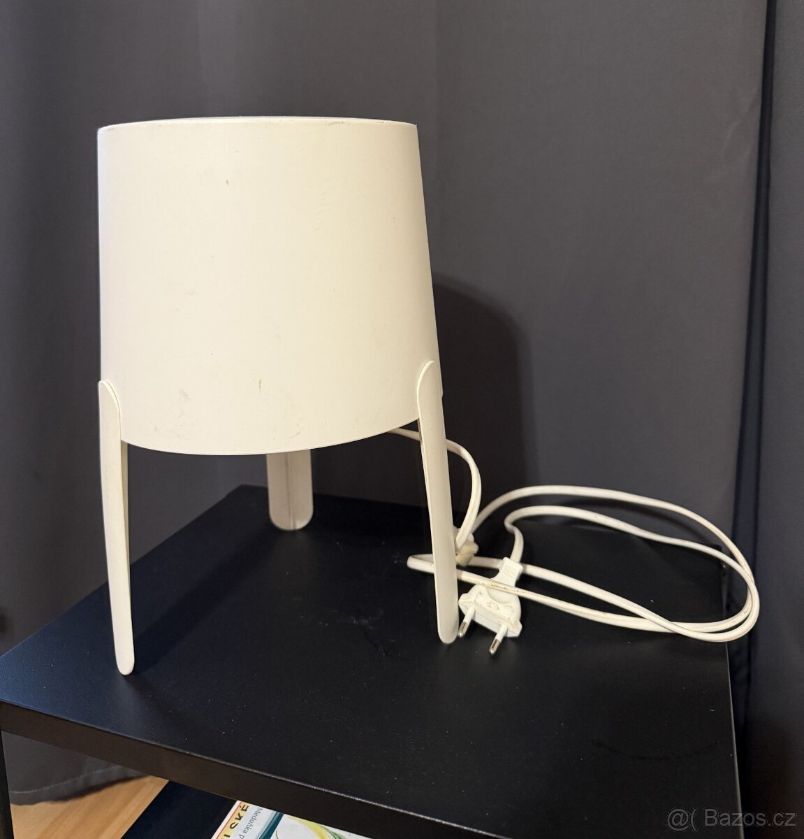Minimalistická bílá stolní lampa — IKEA-styl, 23 cm výška - 2