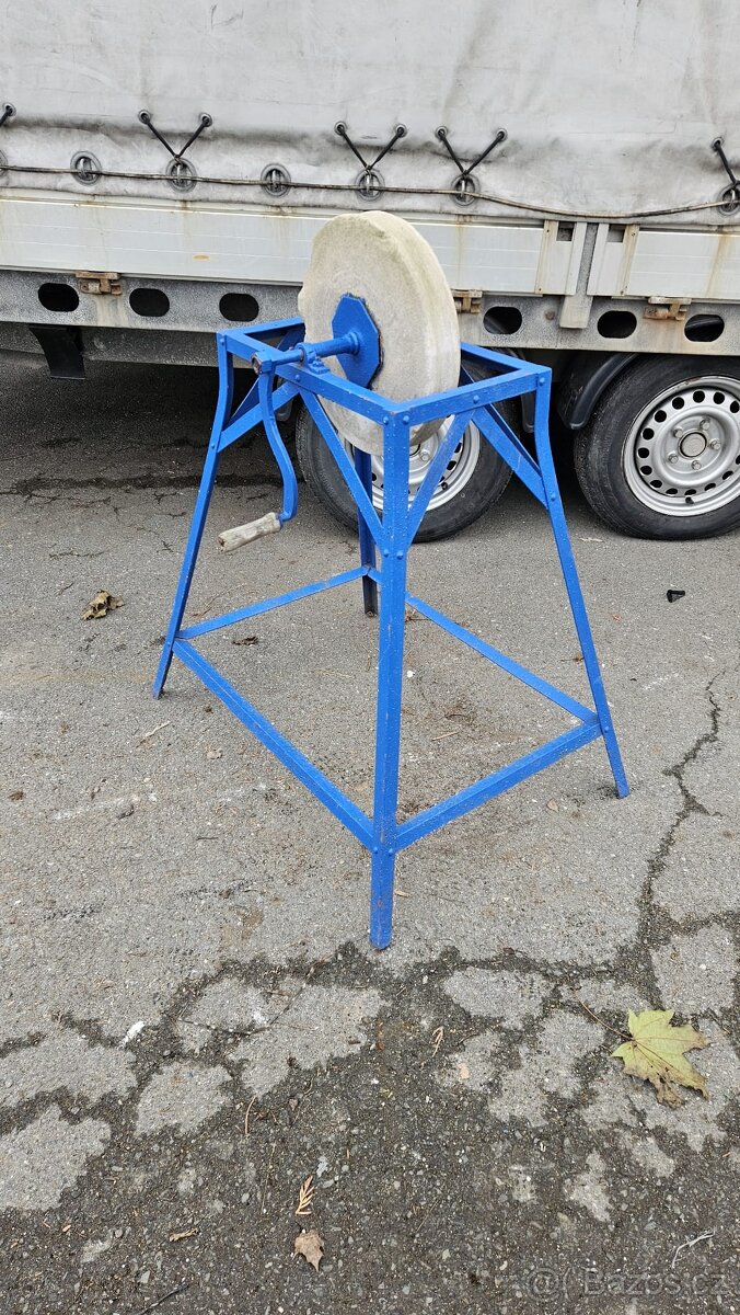 Bruska ruční s velkým brusným kamenem - 2