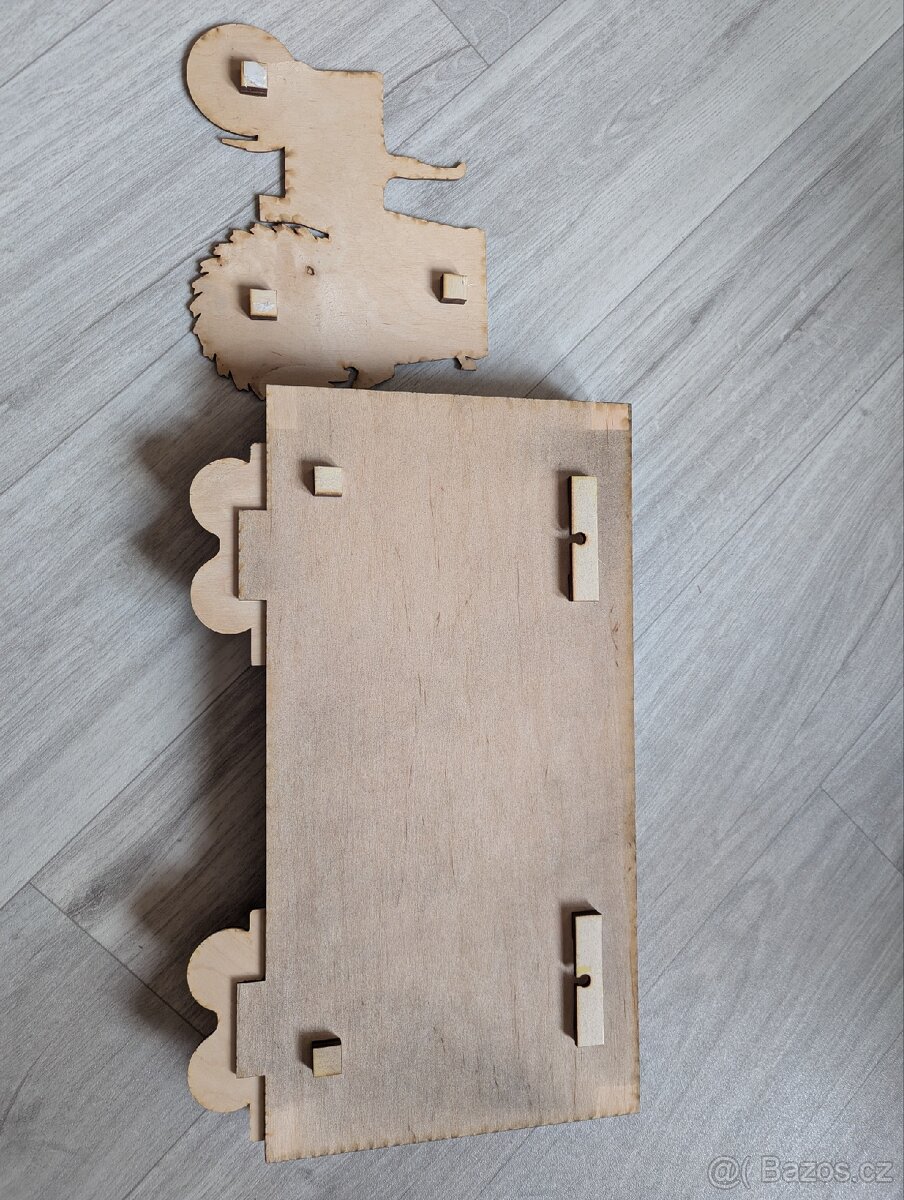 Polička na autíčka traktor - 2