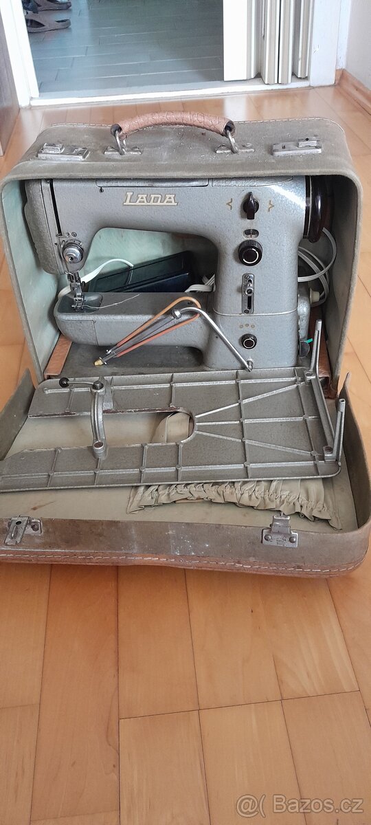 Starý šicí stroj - 2