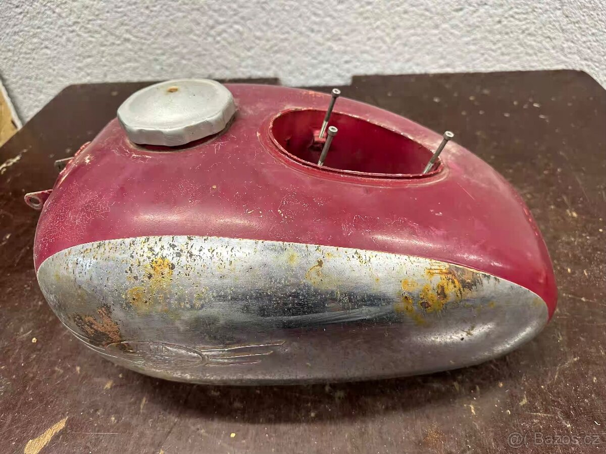 Predám nádrž JAWA 250/353 350/354 KYVACKA s otvor ampérmetr - 2