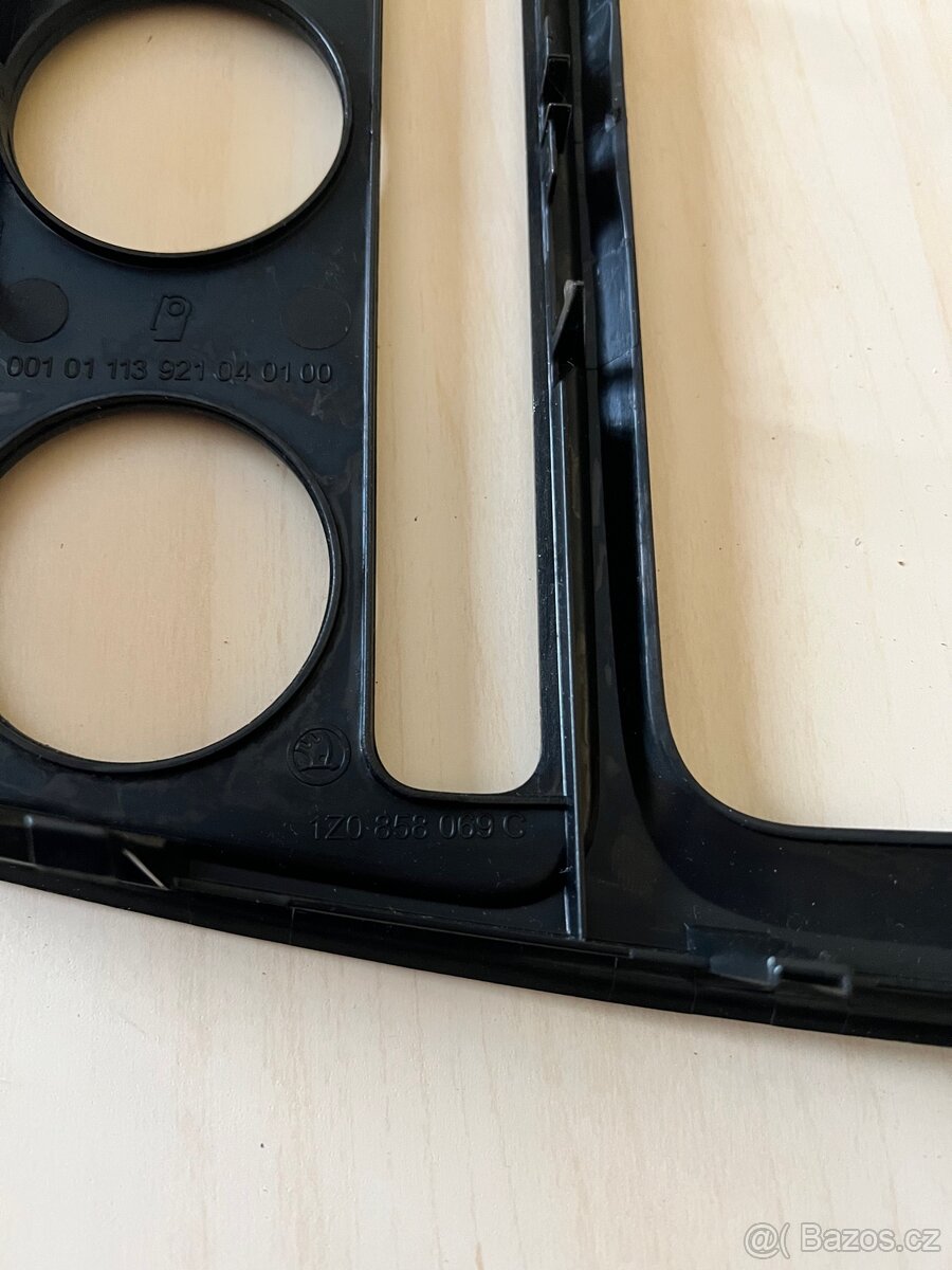 Rámeček spínače klimatizace a rádia Škoda - 2