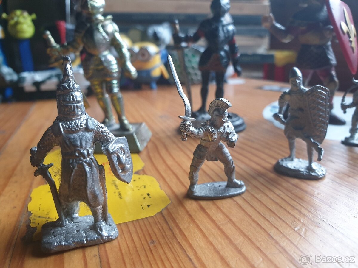 Vláčky, vojáčci, figurky... - 2