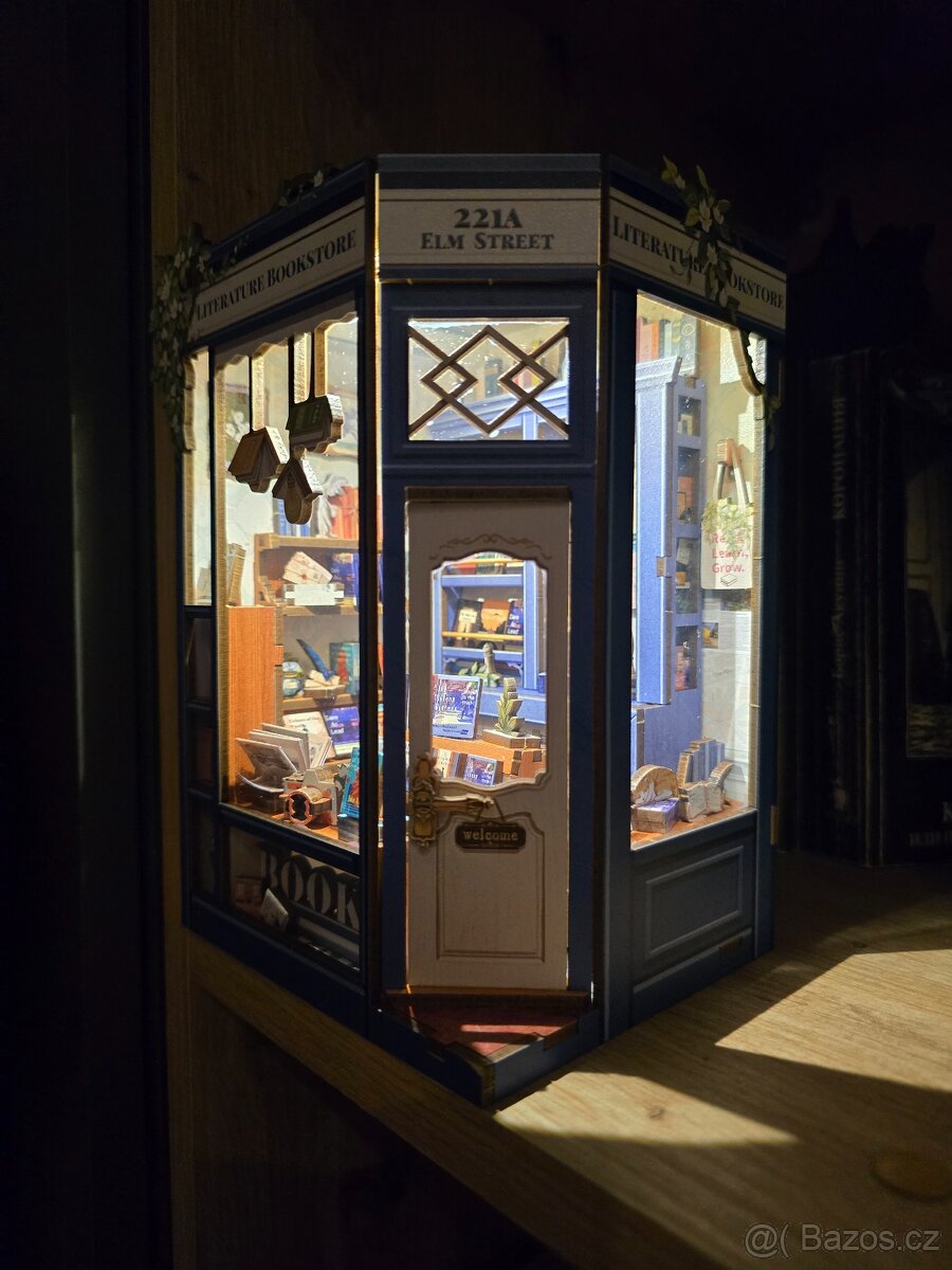 4.Dřevěný book nook - 2