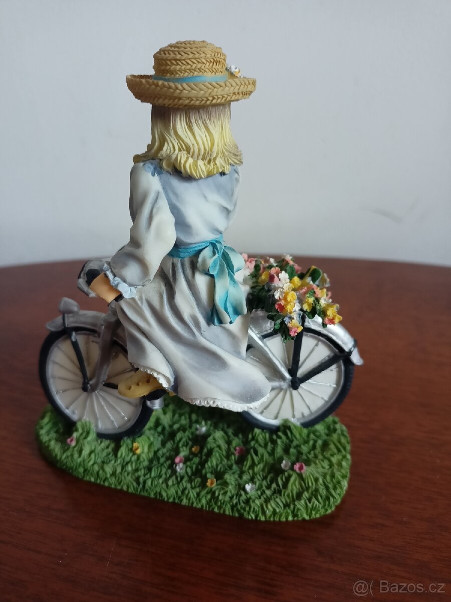 figurka divka na kole - 2