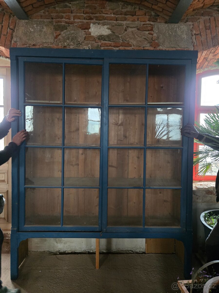 Prosklené dřevěné skříně / vitríny - 2