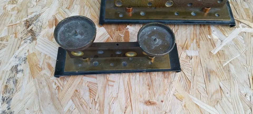 2 kovové svícny - 2