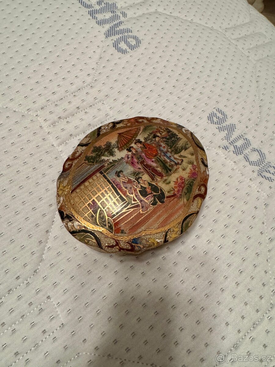 Starožitná oválná šperkovnice či dóza ve stylu Satsuma - 2