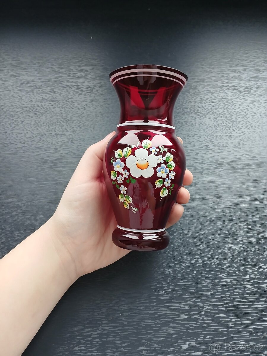 Červená skleněná váza - 2