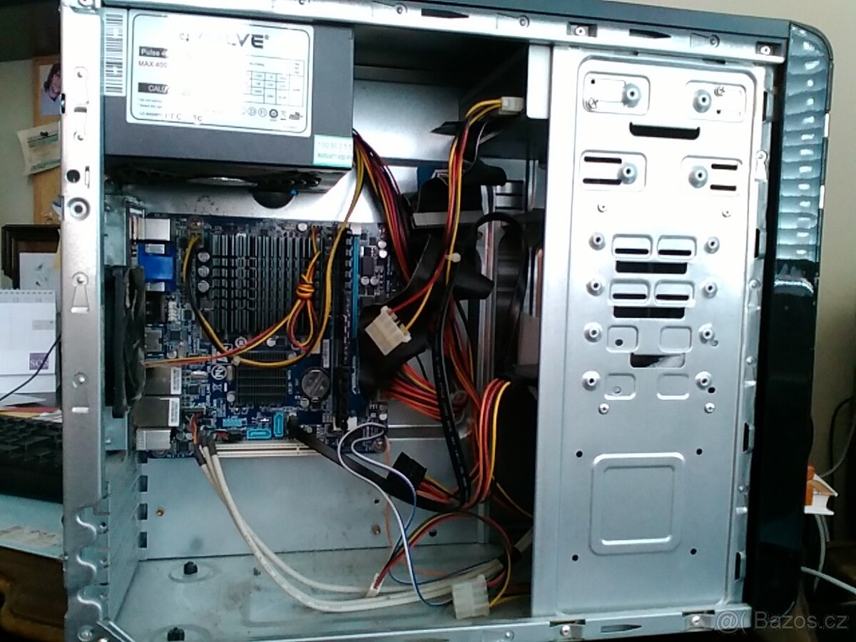 STOLNÍ PC+KLÁVESNICE - 2