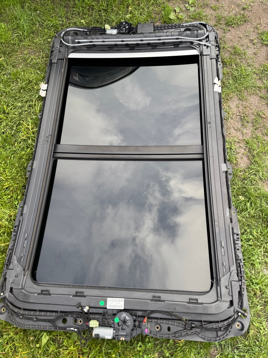 Volkswagen Passat B8 panorama černá roleta - 2