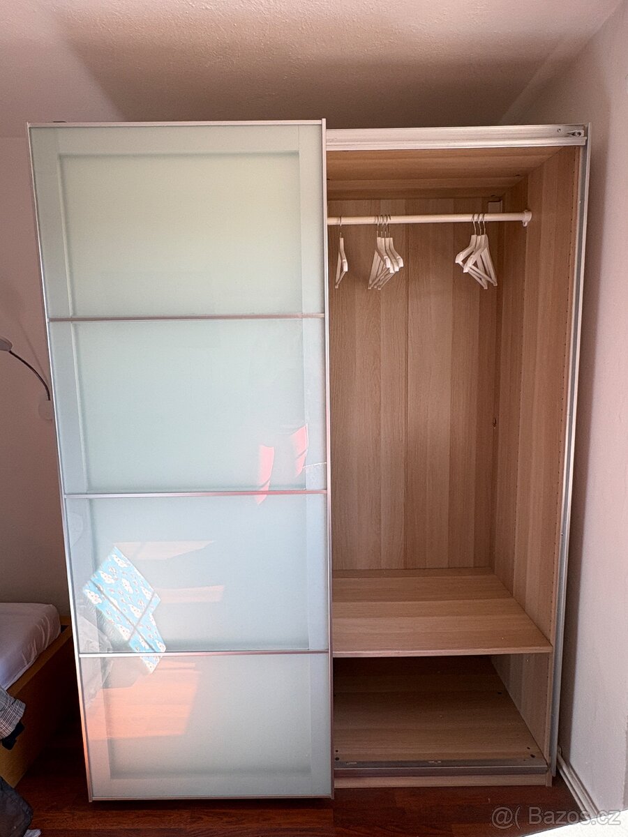Satni skrin IKEA - prosklena - 2
