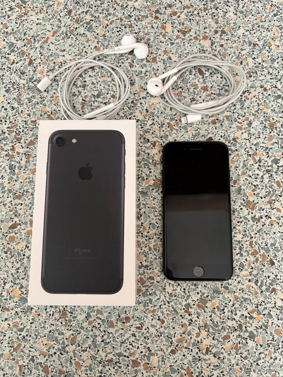 Černý iPhone 7 - 2