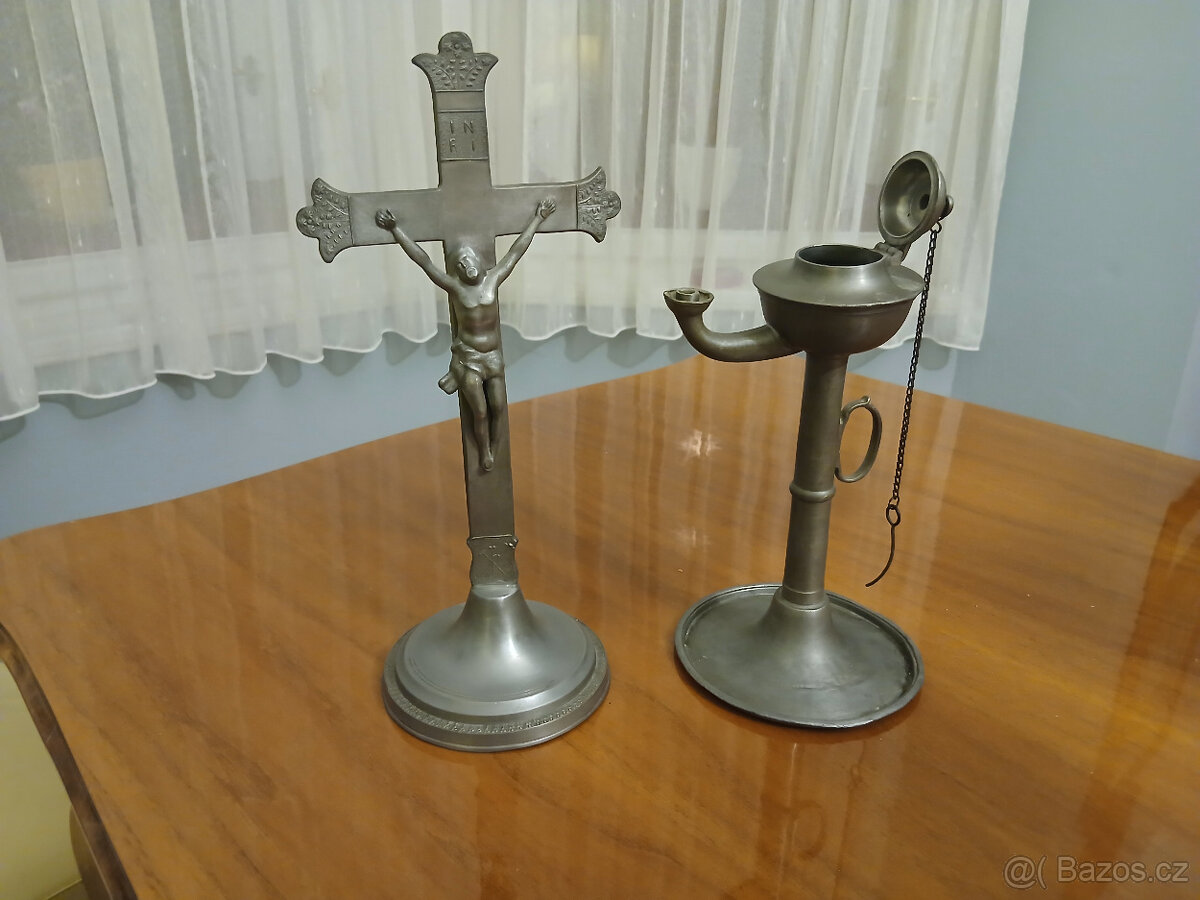 Starý cínový kříž a olejová lampička - 2