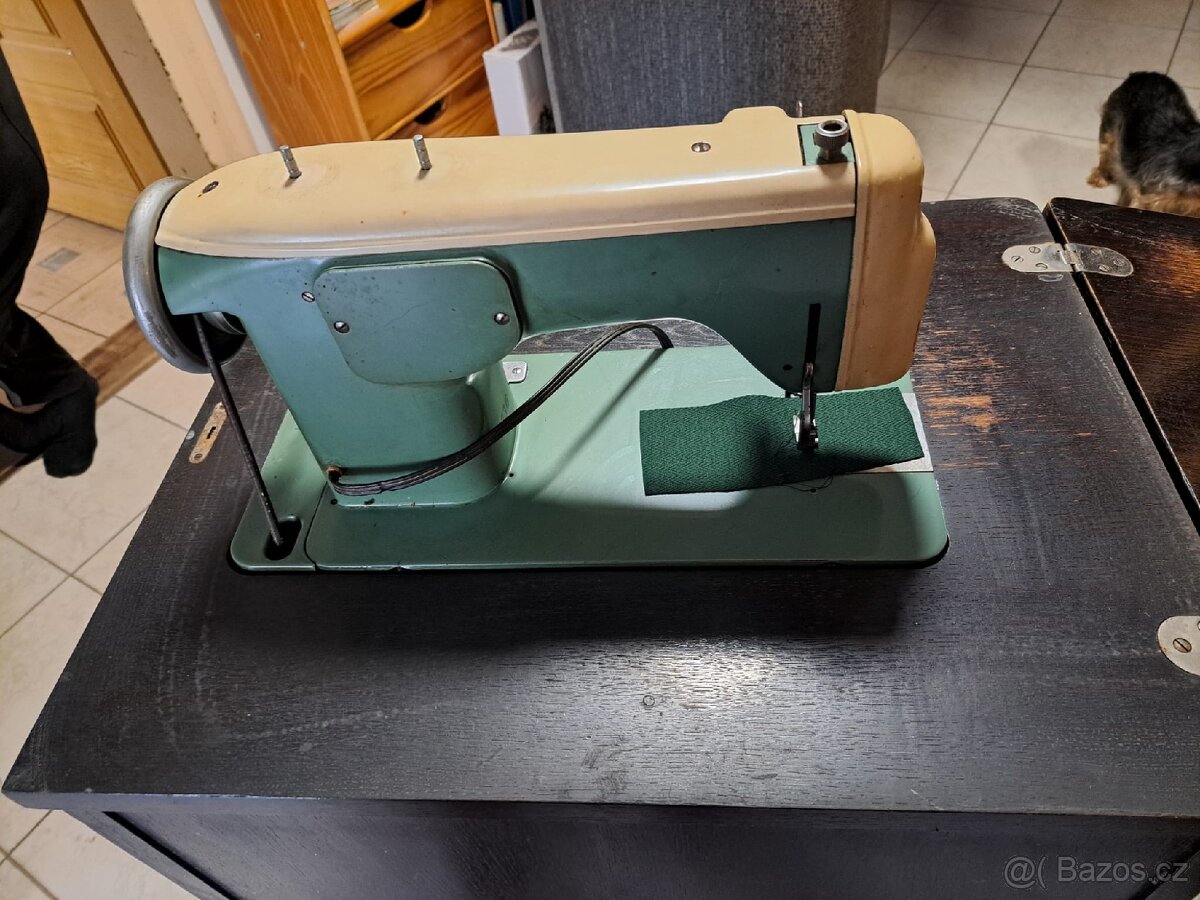 Šicí stroj Lada zabudovaný ve stolku - 2