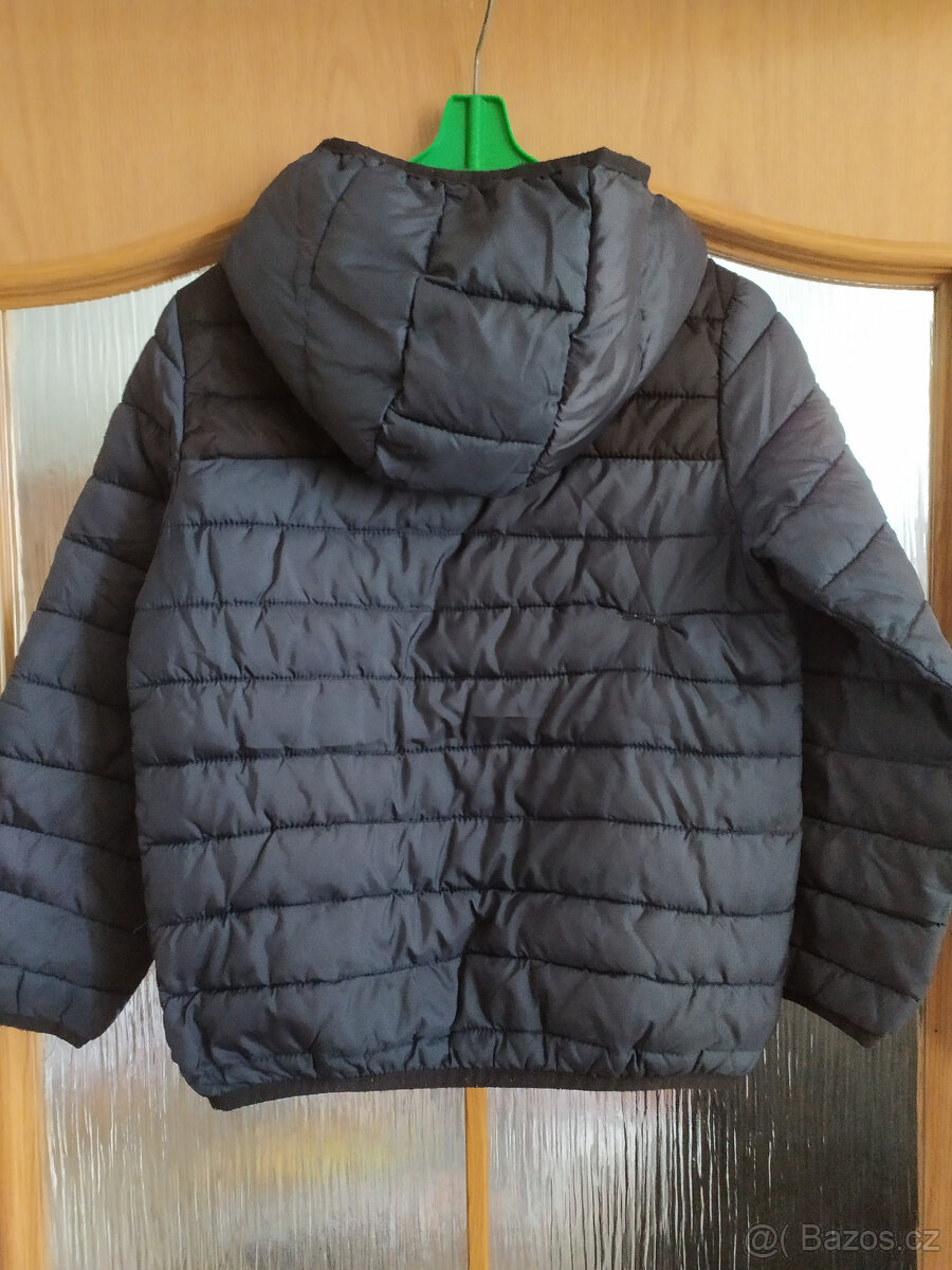 ZATEPLENÁ ČERNÁ BUNDA S KAPUCÍ A KAPSAMI VEL.134 - 2