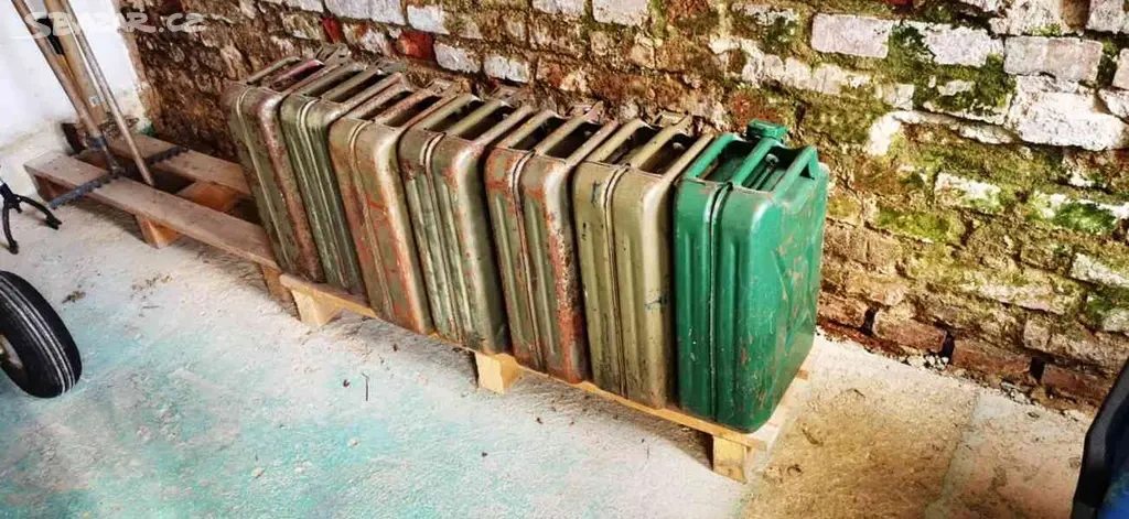 Kanystr na naftu plechový 20l Made in ČSSR - 2