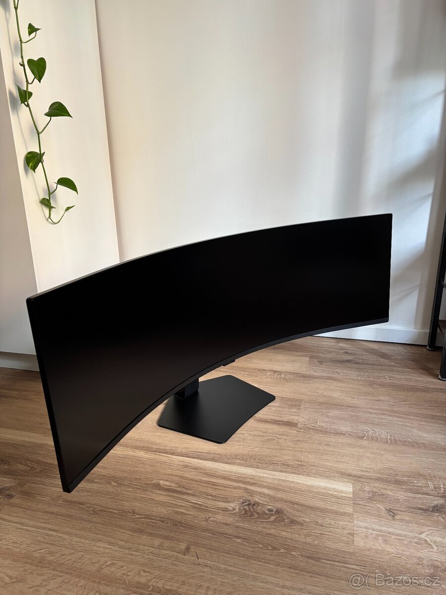 49" Samsung ViewFinity S95UC - 2
