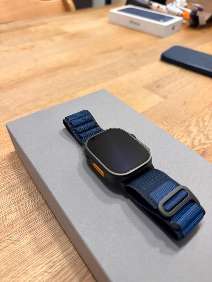 Apple Watch Ultra 2 49mm GPS + Cellular Titanium Case - 2