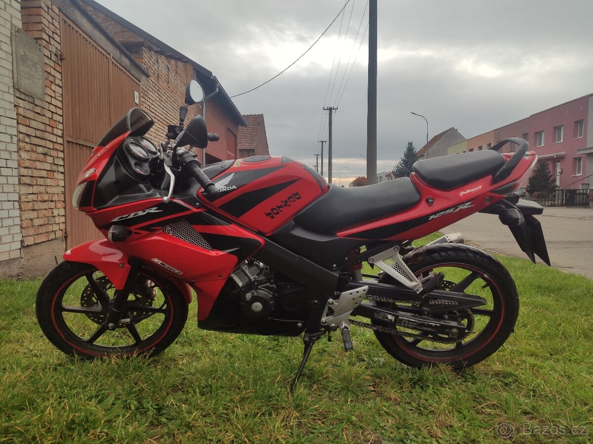 Honda CBR 125r nepojízdná - 2
