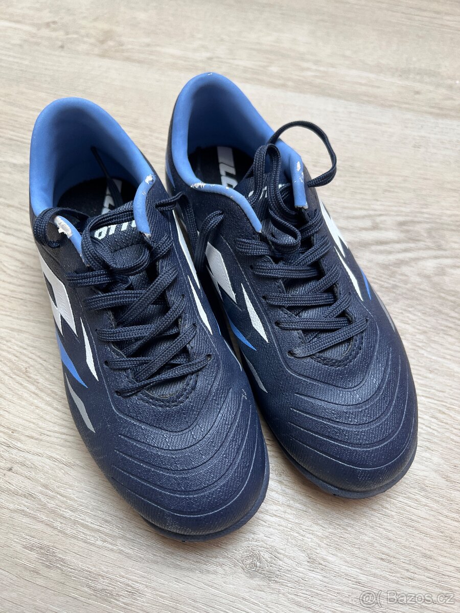 Tenisky sálovky Lotto 32, kopačky turfy Adidas 33 - 2