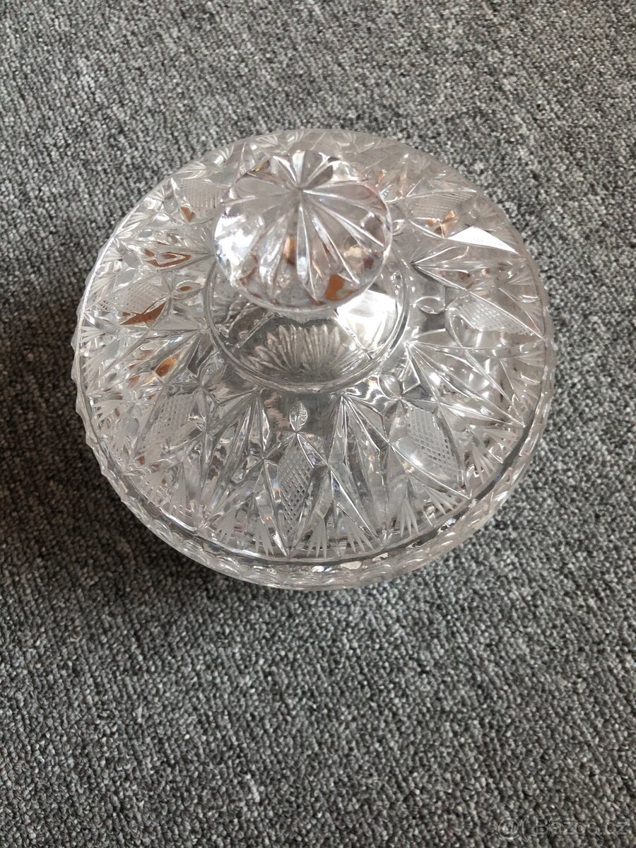 Broušená dóza s víčkem - 2