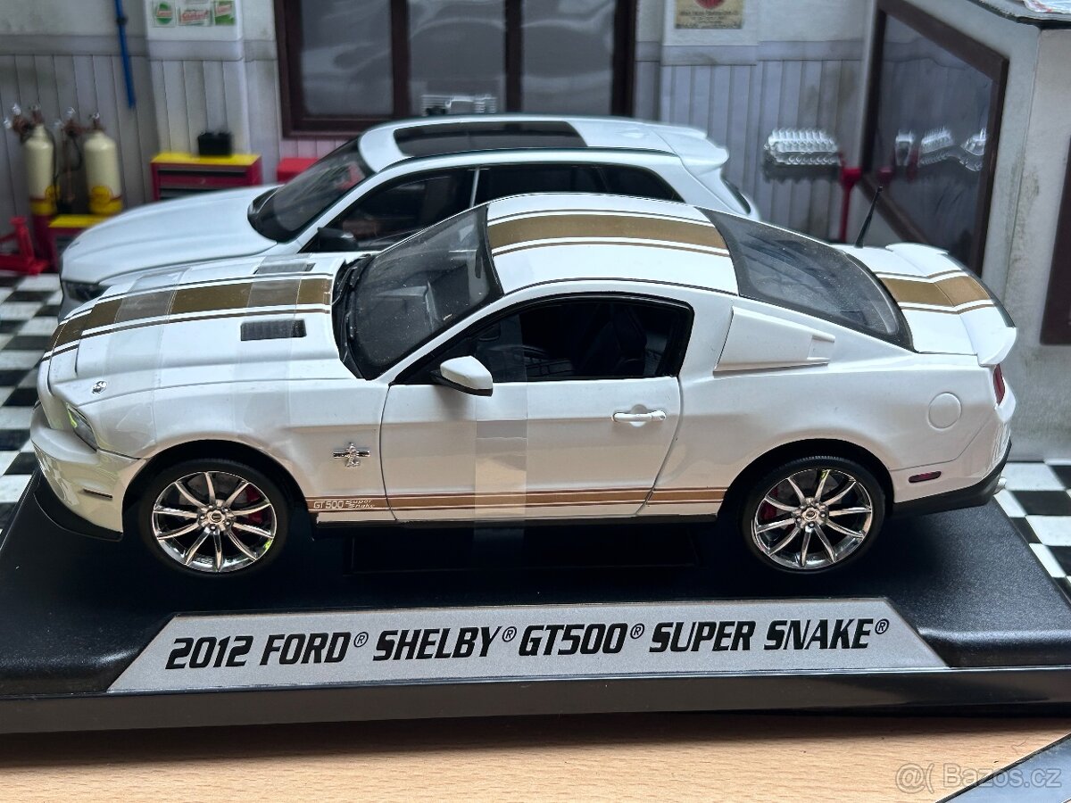 Ford mustang 1:18 shelby collectibles - 2