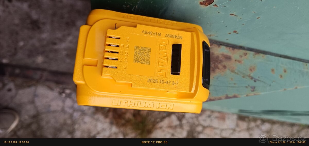 Nabíječka a nová baterie DeWALT 5 ah 18 v - 2