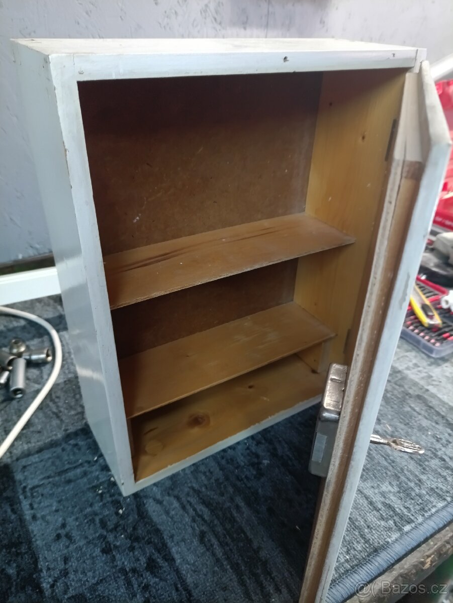 Stará lékárnička na zeď, lékárna - 2
