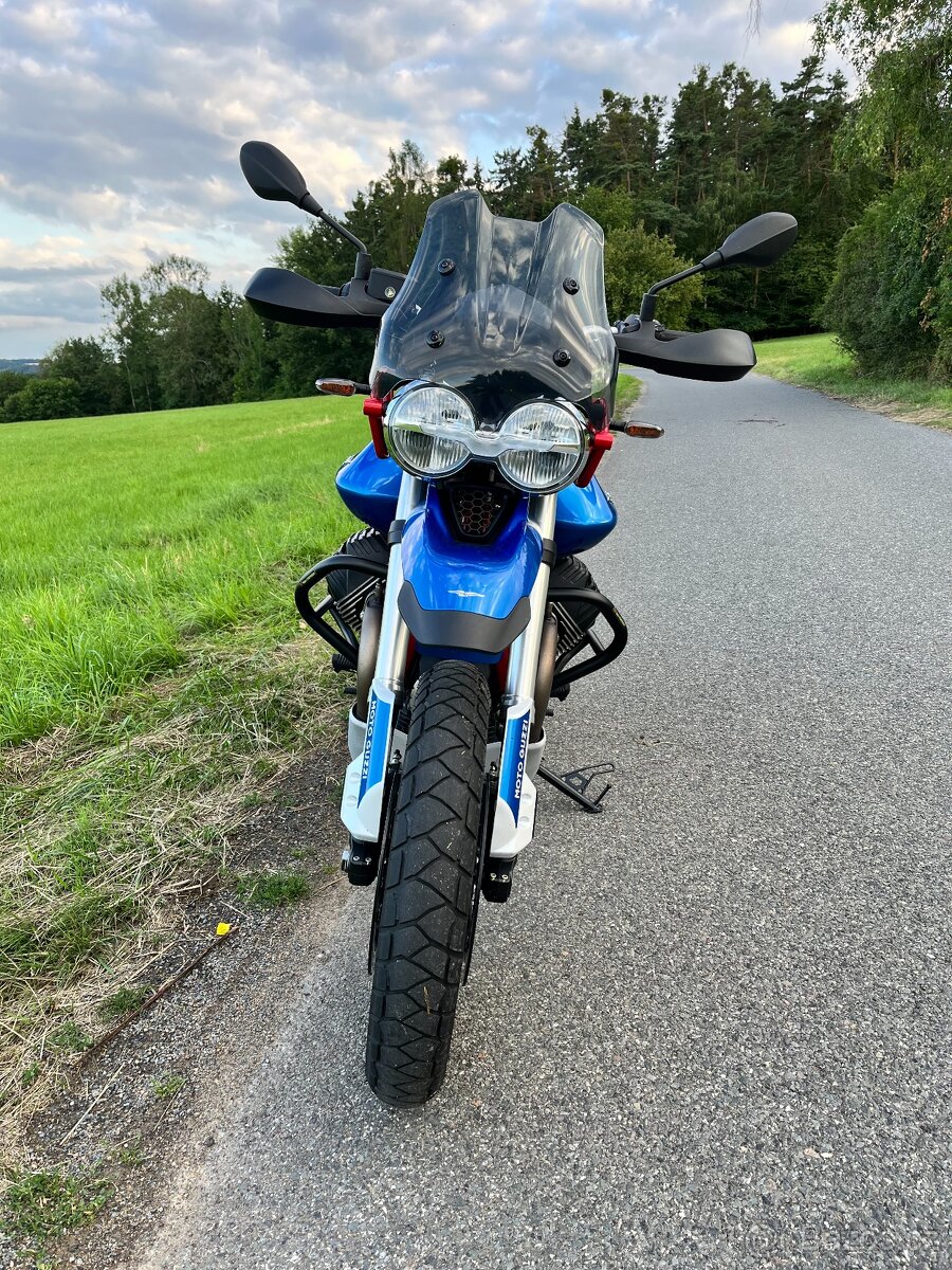 Moto Guzzi V85 TT 2023 po servisu, stále v záruce