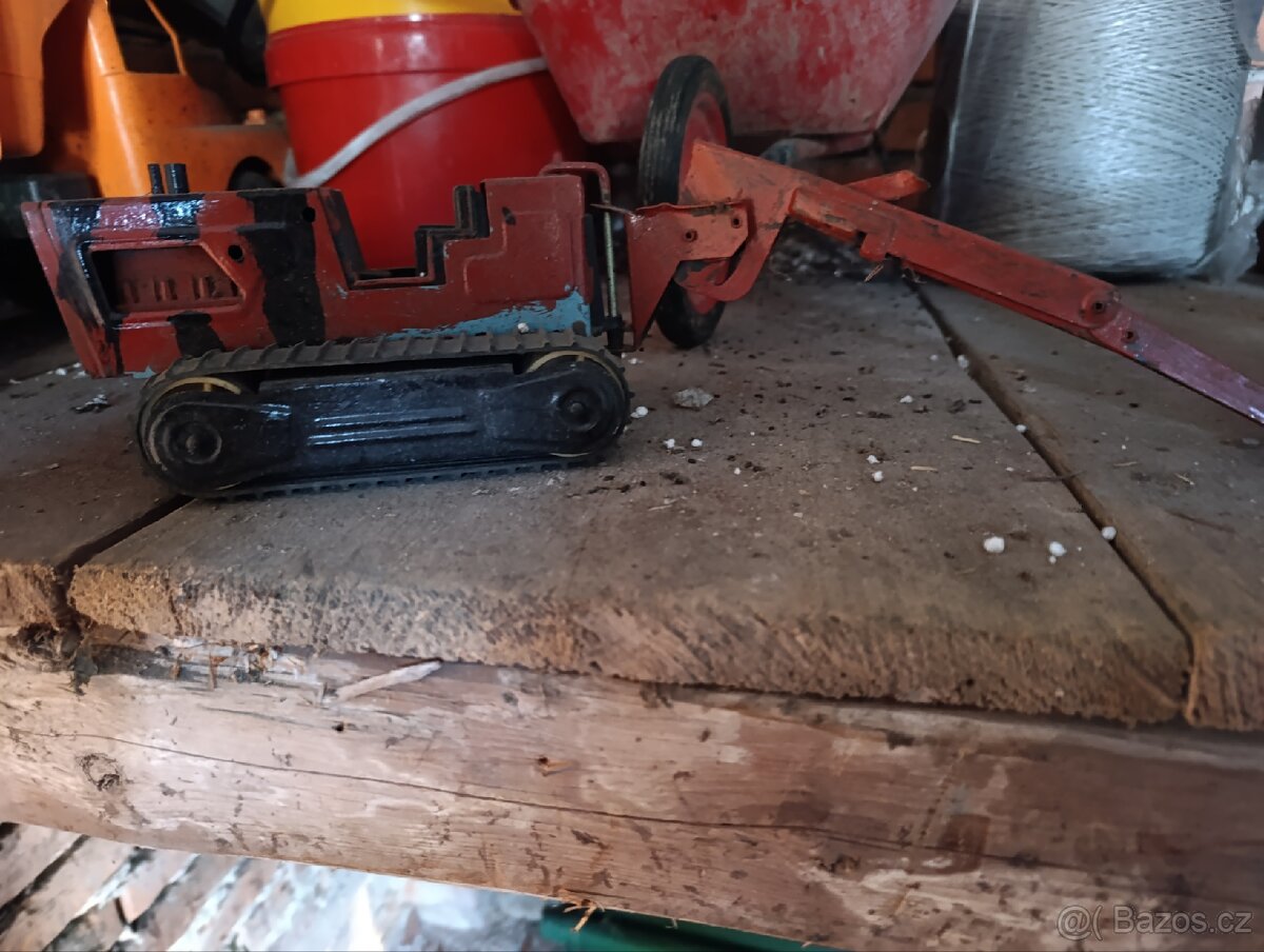 Plechové staré hračky. - 2