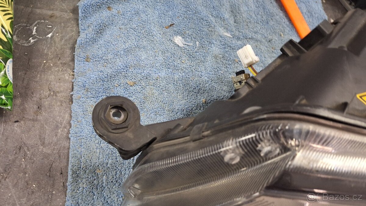 Leve svetlo xenon octavia 3 predlift - 2