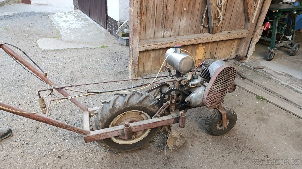 Prodám motorovou ovorávačku brambor. - 2