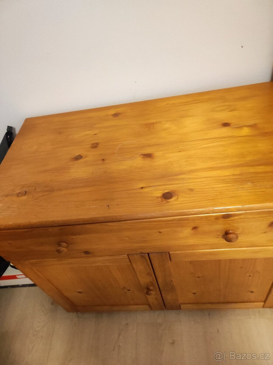 Dřevěná komoda - 2