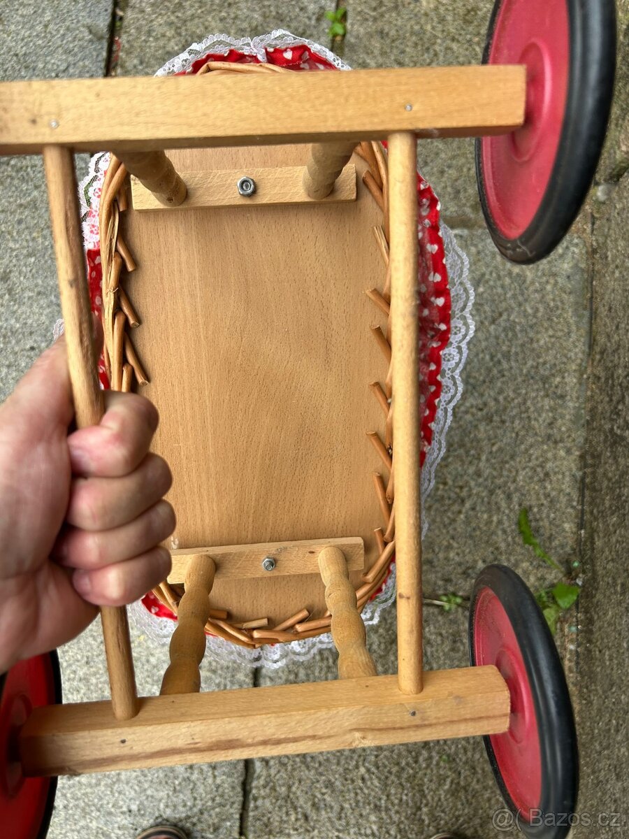 Proutěný kočárek na panenku - 2