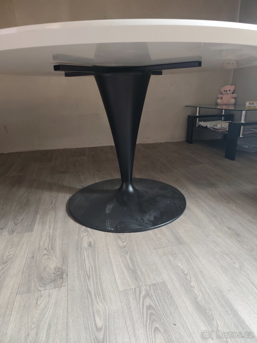 Prodám velký jídelní stul - 2