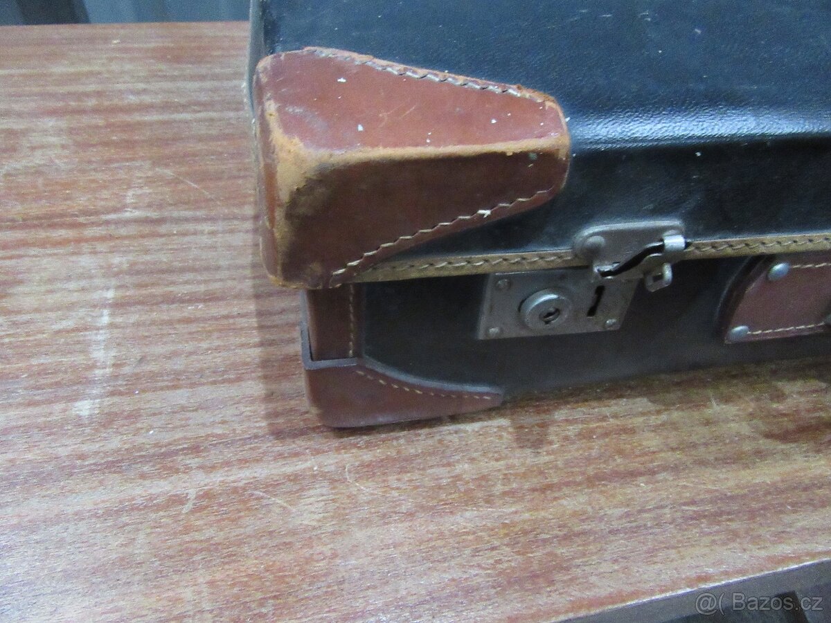 Nabízím starožitný kožený cestovní kufr. Původní stav. Jen - 2
