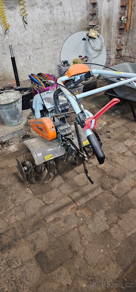 Prodám ruční oraci zemědělský stroj s náhradními pluhy - 2