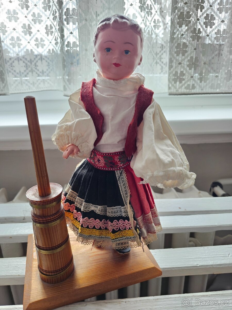 Stara velká panenka v kroji - 2