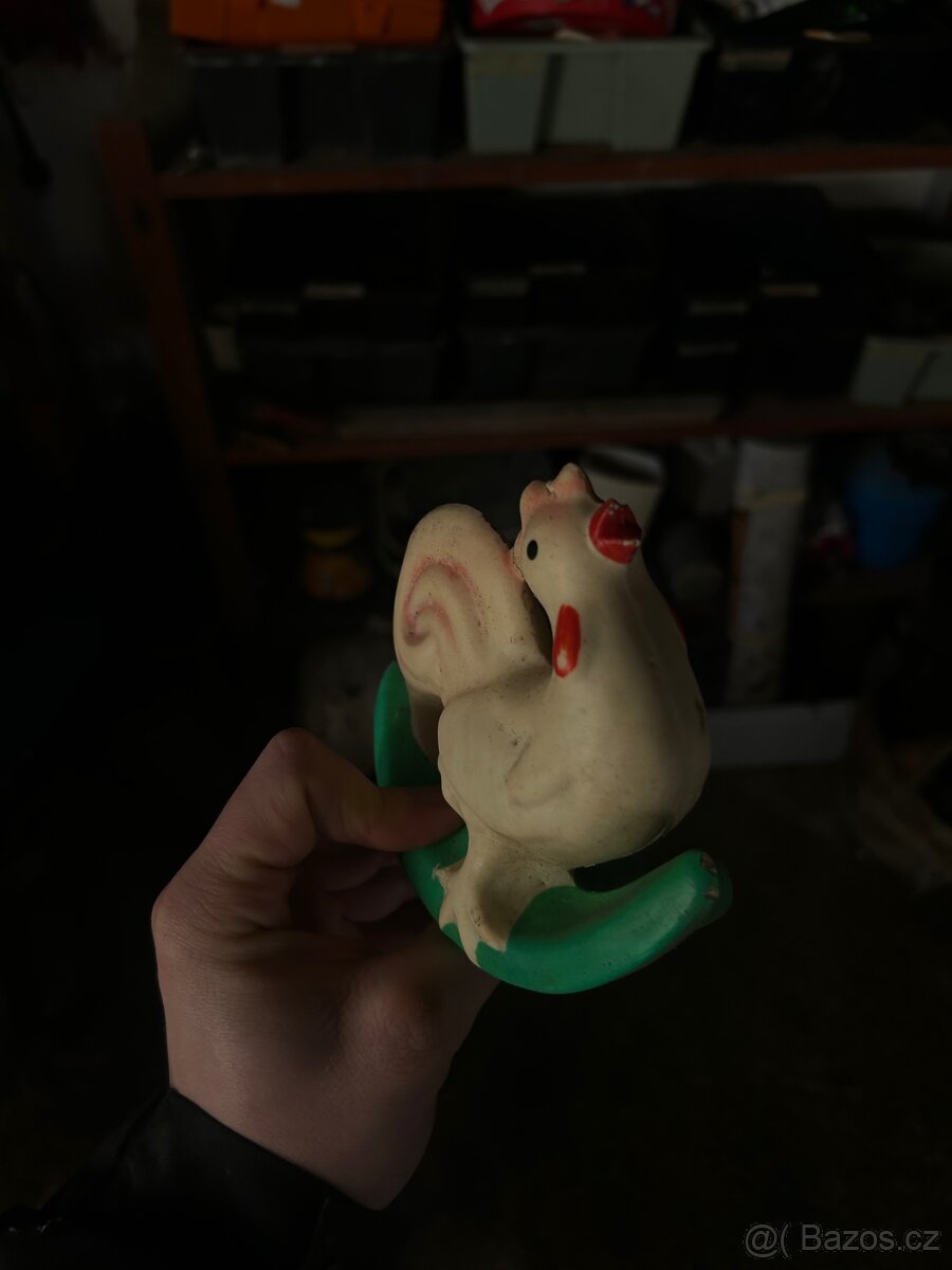 Stará hračka gumový kohout - 2