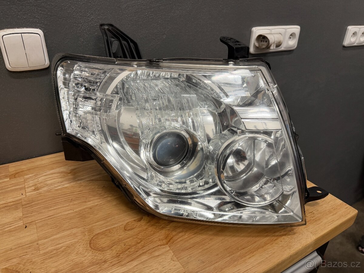 Světlomety Mitsubishi Pajero facelift 2012–2021 - 2