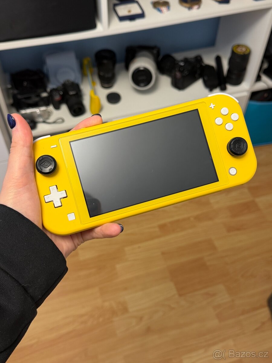 Nintendo Switch Lite s obalem - 2