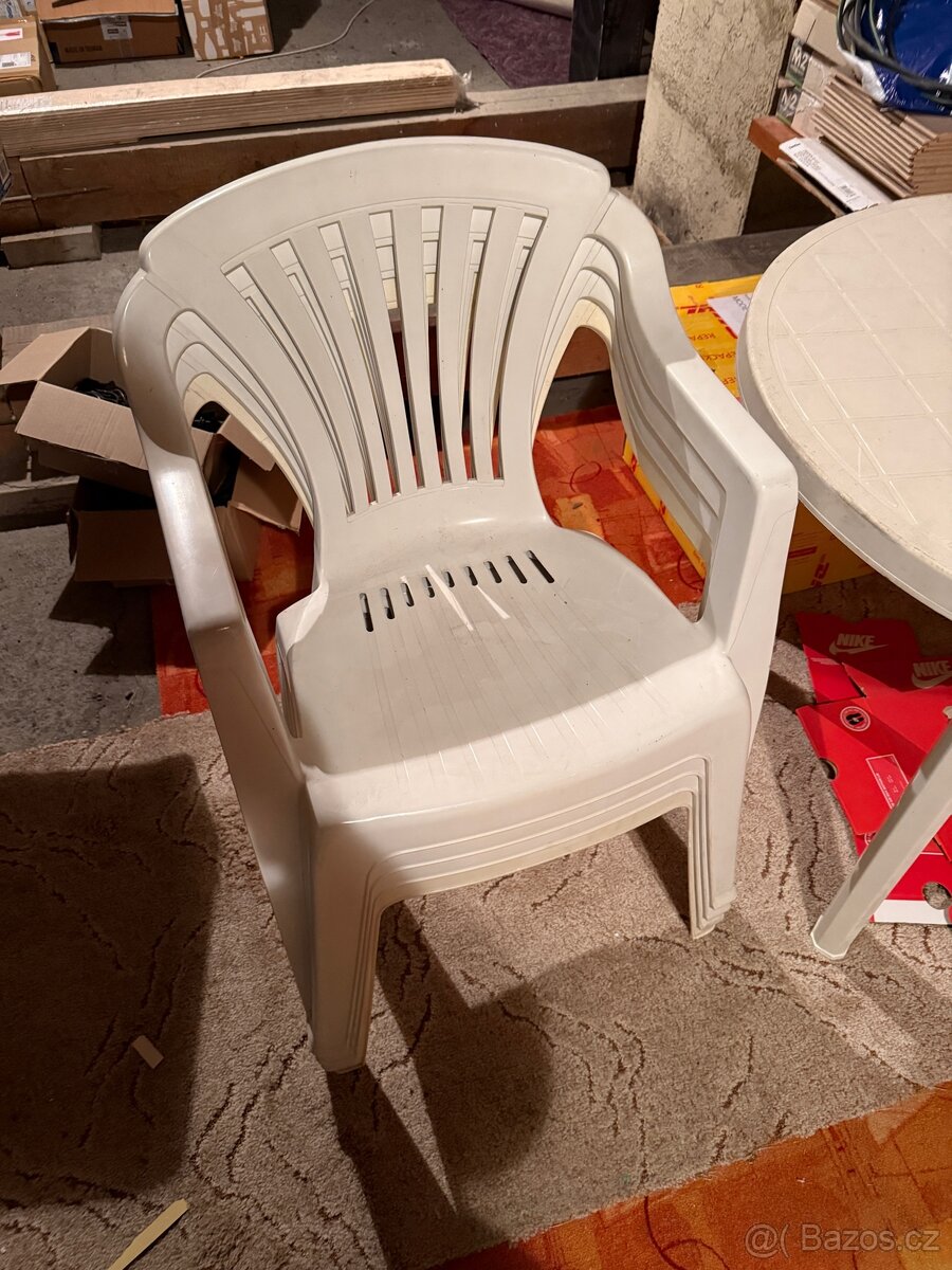 Stůl a židle - 2