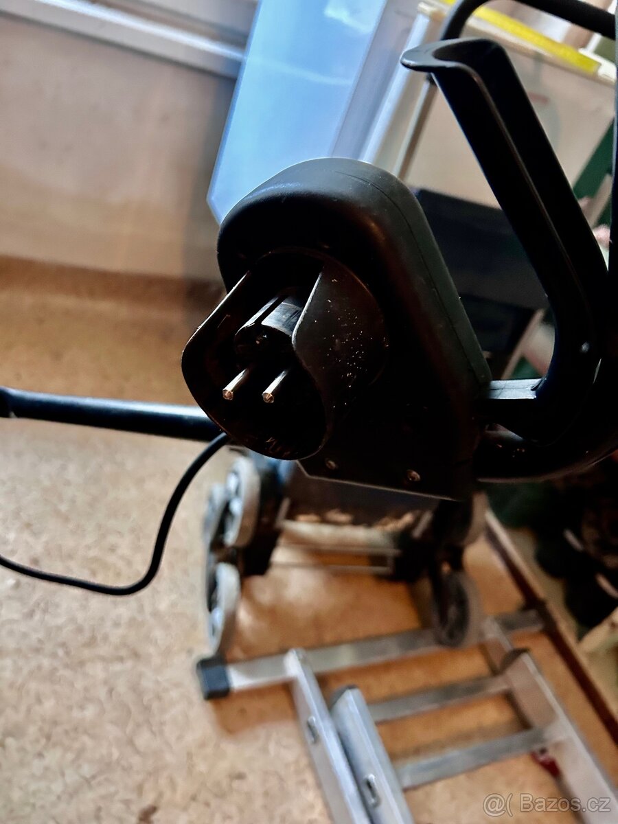 Starší elektrická sekačka - 2