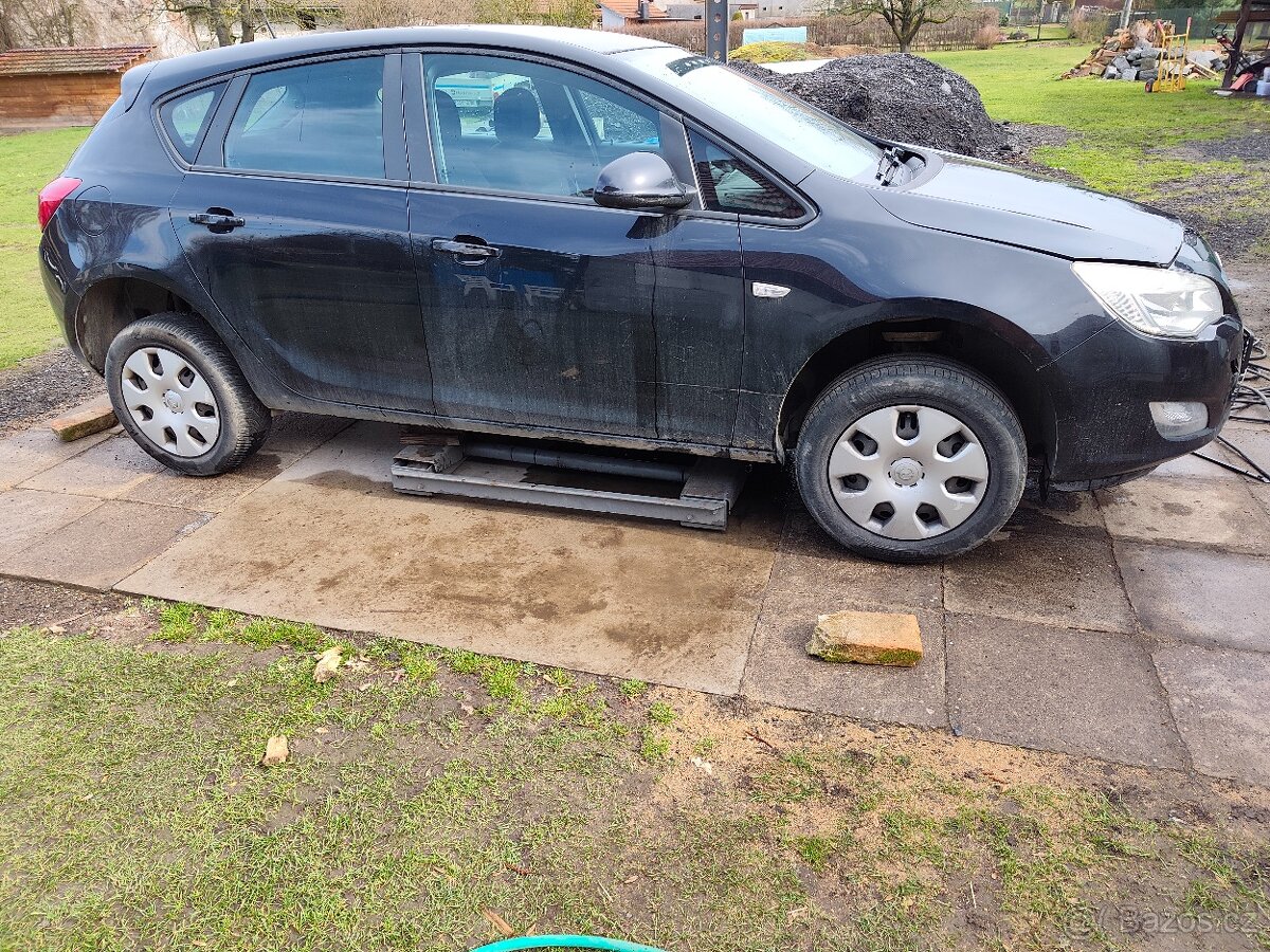 Opel Astra J 1.7 CDTI 81 kW rok 2011 - 2